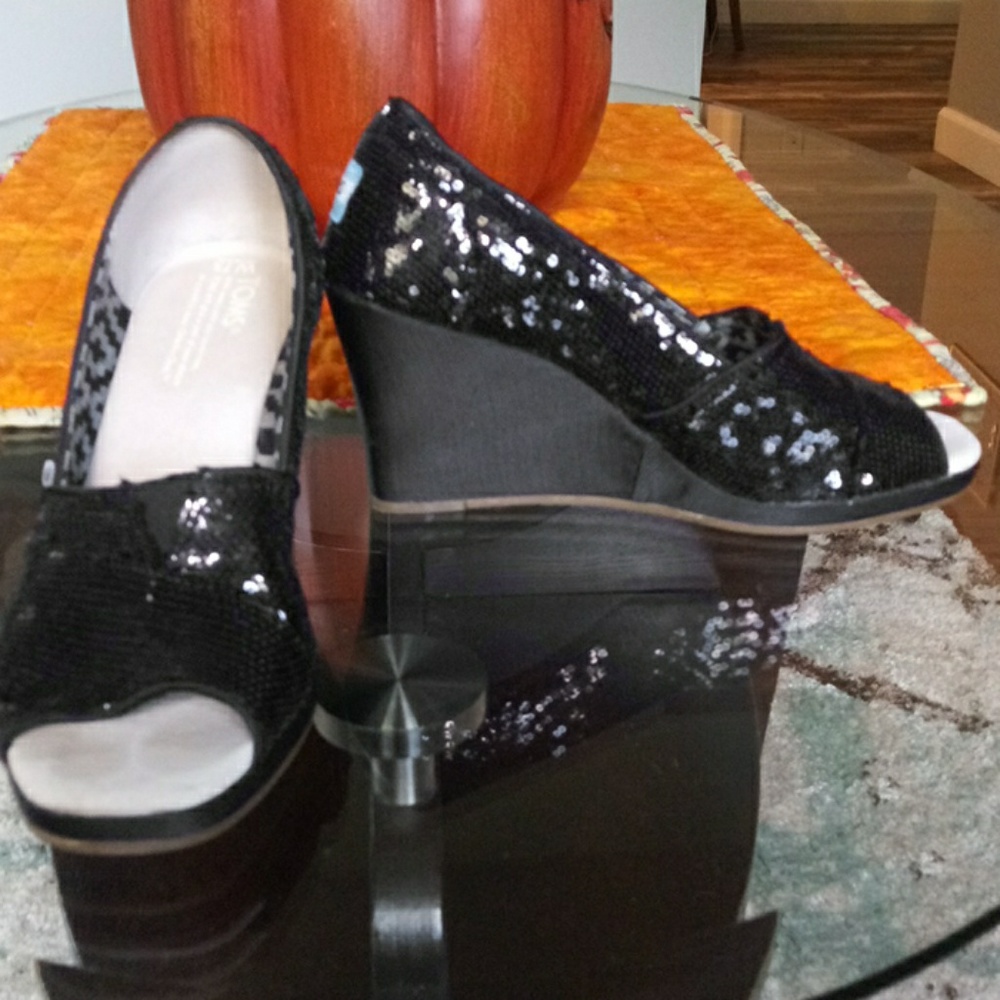 Toms 7 1/2 sequin black wedge